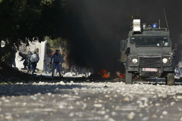 Des jeunes palestiniens affrontent les forces de sécurité israélienne, à Naplouse. &copy; Majdi Mohammed/AP/SIPA
