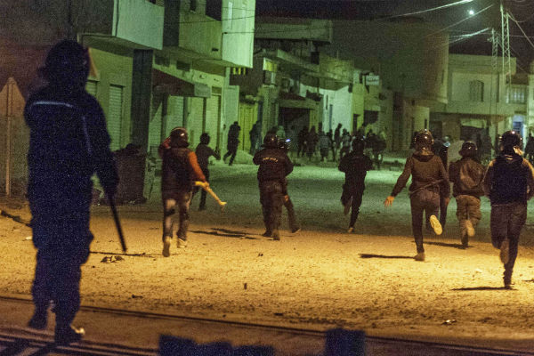Affrontements entre policiers et manifestants à Tunis, le 10 janvier 2017. &copy; Amine Landoulsi/AP/SIPA