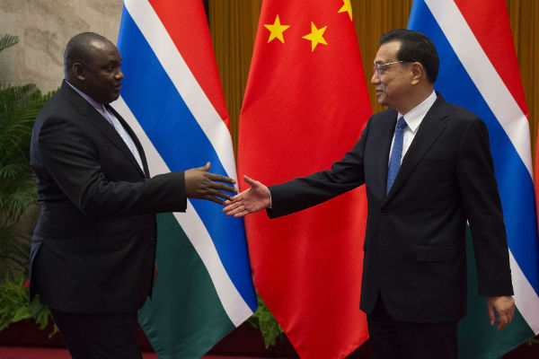 le président gambien Adama Barrow et le Premier ministre chinois, Li Keqiang, en décembre 2017 à Pékin. &copy; Nicolas Asfouri/AP/SIPA