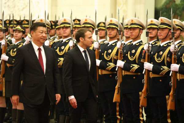 Le président de la République française Emmanuel Macron au côté de son homologue chinois Xi Jinping, alors qu'ils passent en revue la garde d'honneur lors d'une cérémonie de bienvenue au Grand Palais du Peuple, le 9 janvier 2018 à Pékin &copy; Ludovic Marin/AP/SIPA