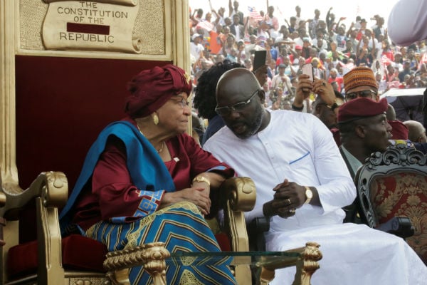 George Weah, nouveau président du Liberia, aux côtés de Ellen Johnson Sirleaf, le lundi 22 janvier 2018, quelques minutes avant sa prestation de serment. &copy; REUTERS/Thierry Gouegnon