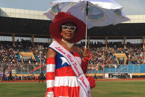 La "femme la plus patriotique du Liberia", quelques minutes avant l'investiture de George Weah à Monrovia. &copy; Anna Sylvestre-Treiner pour Jeune Afrique