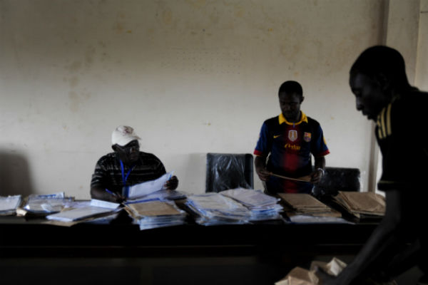 Décompte des procès verbaux à la mairie de Matam, lors du scrutin de 2013 en Guinée. &copy; Émilie Raignier pour Jeune Afrique