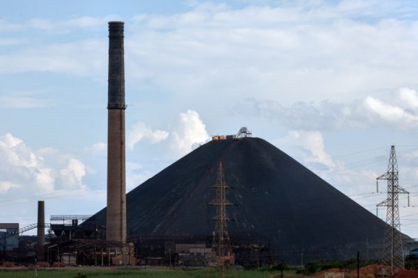 La cheminée et le terril de la Gécamines, symboles de la ville de Lubumbashi, capital de la riche province minière du Katanga, au sud-est de la République démocratique du Congo. &copy; Gwenn Dubourthoumieu pour JA.