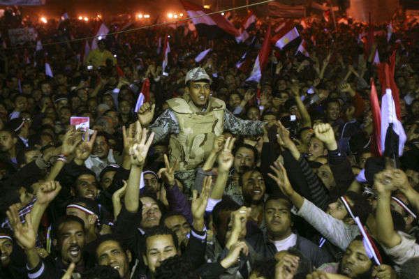 Des Égyptiens tenant un soldat sur la place Tahrir après la démission du président Hosni Moubarak et la remise du pouvoir à l'armée au Caire, le 11 février 2011 &copy; Ahmed Ali/AP/SIPA