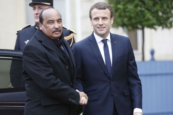 Emmanuel Macron et Mohamed Ould Abdelaziz, à la Celles-Saint-Cloud, le 13 décembre 2017. &copy; Michel Euler/AP/SIPA