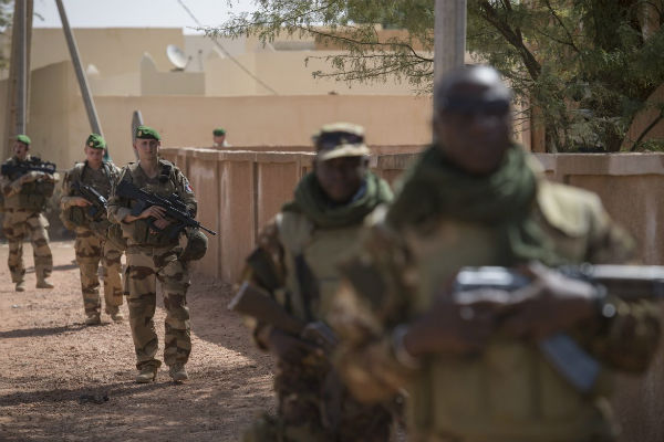 Des soldats français de Barkhane et des soldats maliens des Fama lors d'une patrouille commune à Ansongo, près de Gao, le 8 février 2018. &copy; DR / MinDef France
