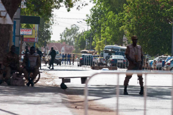 Un soldat burkinabè à proximité de l'état-major de Ouagadougou, cible d'une attaque ce vendredi 2 mars. &copy; REUTERS/Anne Mimault