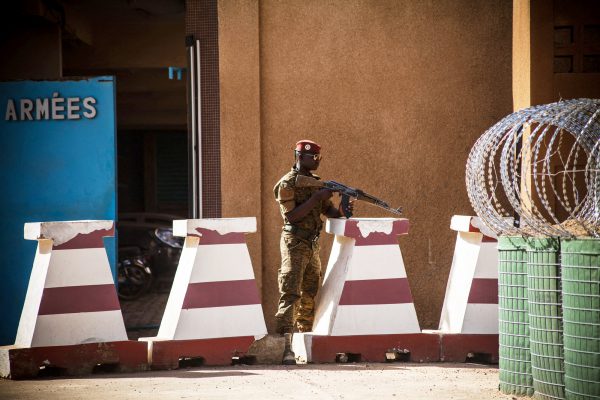 Le 3 mars à Ouagadougou, un soldat garde l’entrée de l’état-major des armées, visé la veille par une attaque. &copy; Sophie Garcia/hanslucas.com