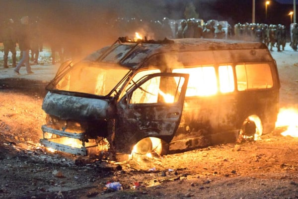 Une voiture de police brûlée lors des heurts entre manifestants et forces de l'ordre à Jérada. &copy; DR