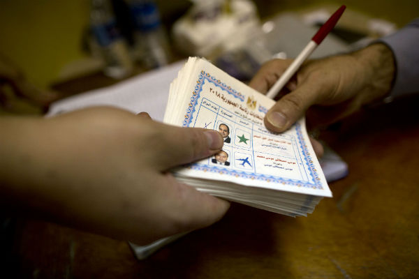 Lors du dépouillement de la présidentielle en Égypte, dans un bureau de vote au Caire, le 28 mars 2018. &copy; Amr Nabil/AP/SIPA