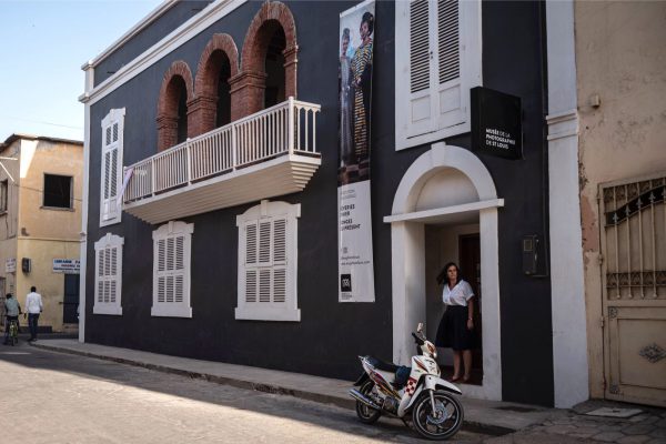 Le MuPho de Saint-Louis, rue Ibrahima- Sarr, est ouvert du mardi au dimanche (9h–13h et 15h–18h), avec une nocturne le jeudi de 15h à 21h. Tarif : 1000 FCFA. &copy; Sylvain Cherkaoui pour Jeune Afrique