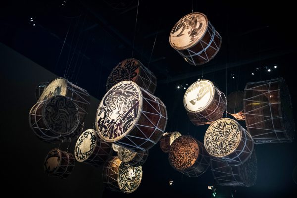 Vingt tambours ornés de calligraphies, une installation du plasticien tunisien Nja Mahdaoui. &copy; Nora Houguenade