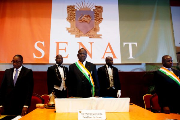 Le président du Sénat (au centre) lors de la cérémonie d’ouverture, le 12 avril, à Yamoussoukro. &copy; Luc Gnago/REUTERS