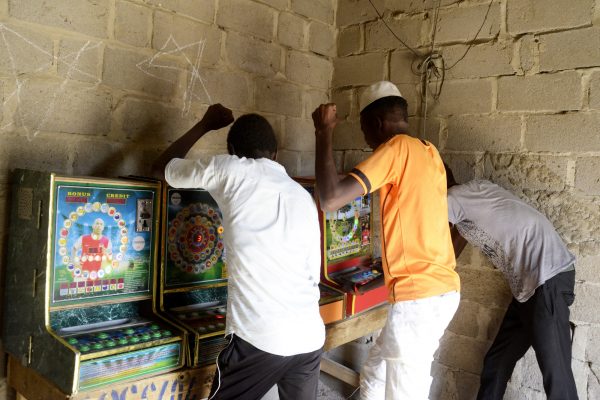 Introduites par un prestataire chinois, ces machines à sous sont très populaires auprès des jeunes. &copy; Abdoulaye Barry pour Jeune Afrique