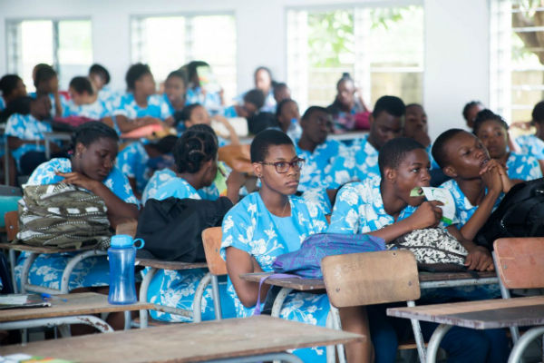Présentation de l'application aux élèves de l'établissement Immaculé Conception, à Libreville au Gabon &copy; Scientia