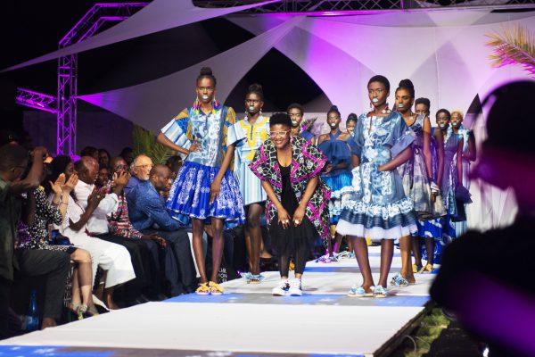 La Fashion Week à l'hôtel Radisson Blu. Palesa Mokubung au centre avec ses modèles le 23 juin 2018 à Dakar. &copy; Youri Lenquette pour JA