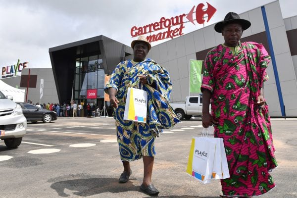 Un chef traditionnel sortant du nouveau Carrefour Market d'Abidjan lors de son inauguration le 29 juin 2017. &copy; ISSOUF SANOGO / AFP