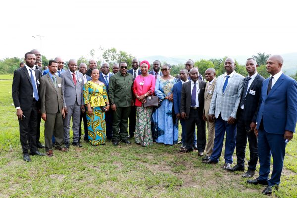 Joseph Kabila (au centre, en vert) et quelques-uns des dirigeants du Front commun pour le Congo (FCC), à Kingakati, à la fin de février. &copy; Yves KUMWAMBA
