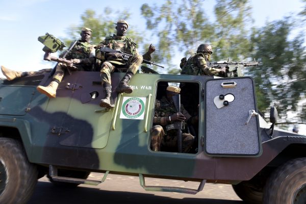 Patrouille de soldats de la Cedeao, à Farafégny, en Gambie, le 22 janvier 2017, au lendemain du départ en exil de l’ex-président Yahya Jammeh. &copy; SEYLLOU/AFP