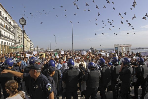 Des manifestants réunis à Alger, le 13 octobre 2019 devant le siège de l'Assemblée populaire nationale, pour protester contre une potentielle réforme de la loi sur les hydrocarbures. &copy; Fateh Guidoum/AP/SIPA