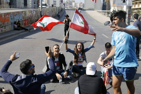 Des manifestants à Beyrouth chantent des slogans contre le gouvernement libanais, le 4 novembre 2019. &copy; Bilal Hussein/AP/SIPA