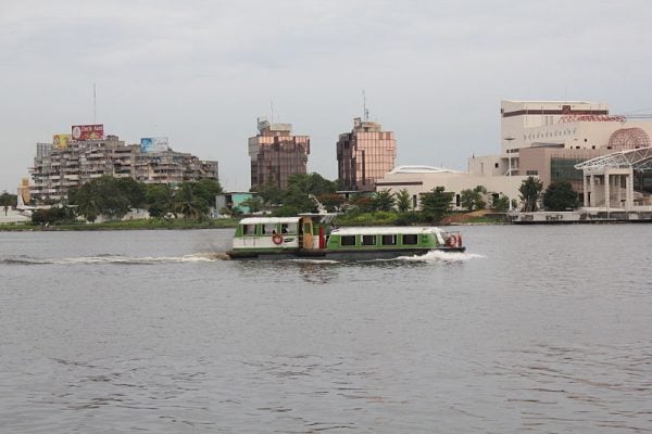 Bateau bus sur la lagune ébrié à Abidjan (Côte d'Ivoire). &copy; Cyriac Gbogou/CC/Wikipédia