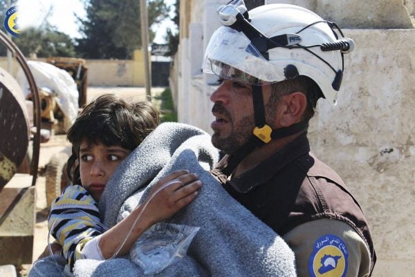 Un volontaire de la Défense civile syrienne secourant un enfant blessé, à Khan Cheikhoun, dans le nord-est du pays, le 4 avril 2017. &copy; PLANET Pix/ZUMA-REA