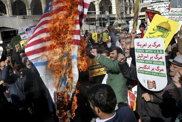A Téhéran, des manifestants brulent un drapeau américain, ce 8 décembre 2017. &copy; Ebrahim Noroozi/AP/SIPA