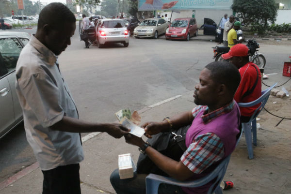 Des cambistes de rue, à Kinshasa, en 2017. &copy; John Bompengo pour Jeune Afrique