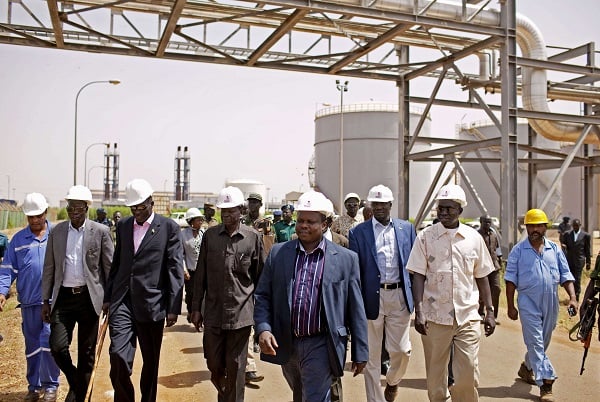 Des membres du gouvernement du Soudan du Sud visitent le champ pétrolier de Paloich en février 2012. &copy; Pete Muller/AP/SIPA
