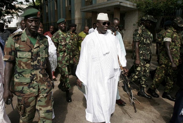 Yahya Jammeh encadré de sa garde rapprochée en 2016. &copy; Rebecca Blackwell/AP/SIPA