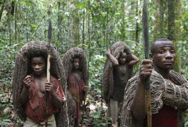 Des Pygmées s'apprêtent à partir à la chasse dans la région d'Epulu, au Congo, le 18 mars 2010. &copy; Rebecca Blackwell/AP/SIPA