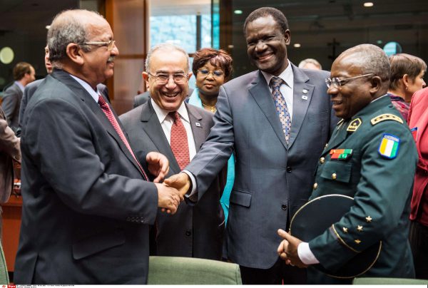 Kadré Désiré Ouédraogo, alors président de la commission de la Cedeao, saluant Abdelkader Messahel, le « Monsieur Afrique » algérien, sous l’oeil de Ramtane Lamamra, chef de la diplomatie algérienne, et de Soumaïla Bakayoko, chef d’état-major de la Côte d’Ivoire, le 5 février 2013, à Bruxelles. &copy; Geert Vanden Wijngaert/AP/SIPA
