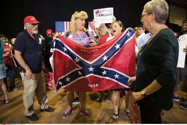 Des soutiens de Donald Trump posent avec un drapeau confédéré à Jacksonville, le 3 novembre 2016. &copy; Matt Rourke/AP/SIPA