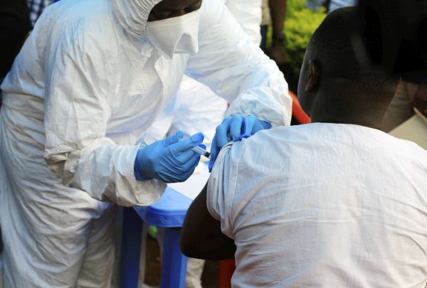 Un travailleur de l'OMS administrant un vaccin contre le virus Ebola à Mangina, en République démocratique du Congo, le mercredi 8 août 2018. &copy; Al-hadji Kudra Maliro/AP/SIPA