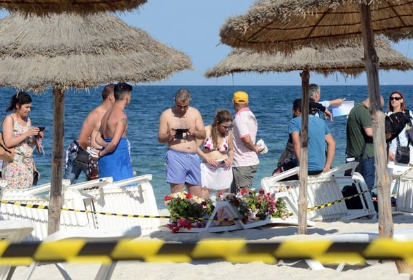 Des touristes sur la plage où a eu lieu l'attentat du 26 juin 2015 à Sousse. &copy; Fethi Belaid/AFP