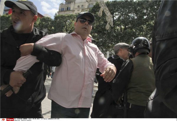 Un protestataire tunisien est tenu par un policier lors de la manifestation du 9 avril 2012, à Tunis. &copy; AP Photo/Amine Landoulsi