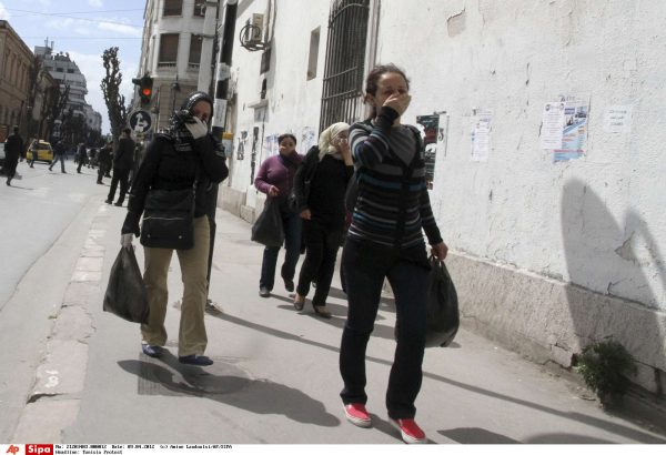 Des femmes fuient les gaz lacrymogènes utilisées par la police pour disperser la foule lors de la manifestation du 9 avril 2012, à Tunis. &copy; AP Photo/Amine Landoulsi