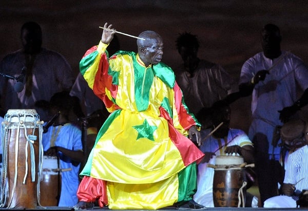 Doudou Ndiaye Rose dirige les percussions au stade Léopold Sédar Senghir en décembre 2010 à Dakar. &copy; Seyllou Diallo/AFP