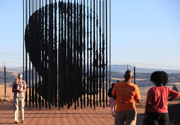 L'oeuvre de Marco Cianfanelli représentant Mandela, sur le lieu où celui-ci fut arrêté, le 5 août 1962. &copy; Uncredited/AP/SIPA