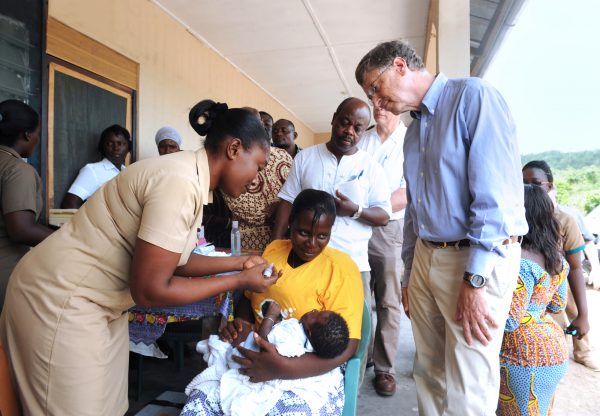 Bill Gates en visite dans le centre de santé d’Ahentia, dans le centre du Ghana, en 2013. &copy; Pius Utomi Ekpei/AFP