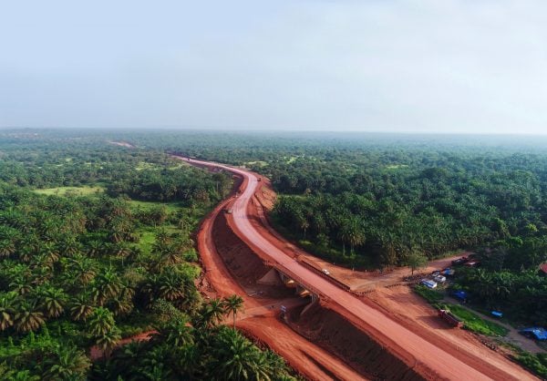 Route de Malapouya sur laquelle transitent les camions de la Société minière de Boké. &copy; SMB