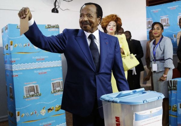Le président sortant camerounais Paul Biya, votant lors de la présidentielle à Yaoundé, le 7 octobre 2018. &copy; Sunday Alamba/AP/SIPA