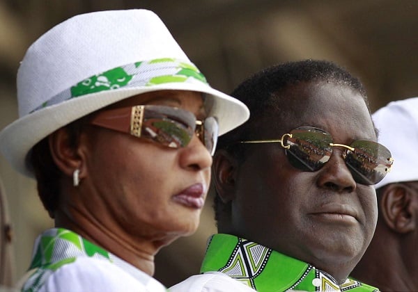 Henri et Henriette Konan Bédié lors de la campagne pour la présidentielle, le 27 octobre 2010, à Abidjan. &copy; Rebecca Blackwell/AP/SIPA