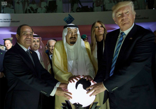 De gauche à droite, le président égyptien, Abdel Fattah al-Sissi, le roi Salman Ibn Abdelaziz, la première dame des Etats-Unis, Mélania Trump, et son époux, Donald, lors d'une visite dans le Centre pour la lutte contre l'idéologie extrémiste, le 21 mai à Riyad. &copy; Evan Vucci/AP/SIPA