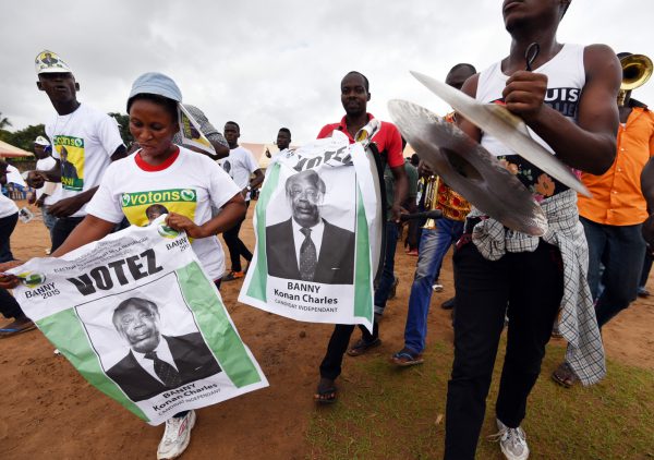 Lors du lancement de la campagne de Charles Konan Banny pour l’élection présidentielle, à Abidjan, en octobre 2015. &copy; SIA KAMBOU/AFP