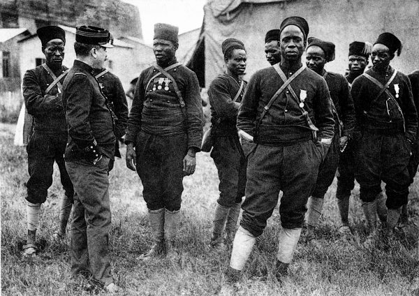 Carte postale 1914 (guerre 1914-1918) : groupe glorieux de tirailleurs senegalais. Sous cette applellation generique, etaient designes la plupart les soldats venus des colonies d'Afrique en particulier marocain, soudanais et, bien sur, senegalais. Solidement encadrees par des officiers de la France metropole, ces troupes d'une fidelite a toute epreuve furent notamment utilisees en 1917 pour reprimer les mutineries de combattants francais. ©Gusman/Leemage &copy; Gusman/Leemage