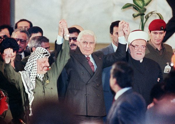 Yasser Arafat et Chadli Bendjedid, lors de la proclamation de la création de l’État palestinien, le 15 novembre 1988, à Alger. &copy; Joel Robine et Mike Nelson/AFP