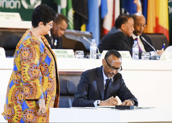 Paul Kagamé, le président rwandais et actuel président de l'Union africaine, lors de la signature de l'accord instituant la Zone de libre-échange continentale africaine, le 21 mars à Kigali. &copy; Stringer/AP/SIPA